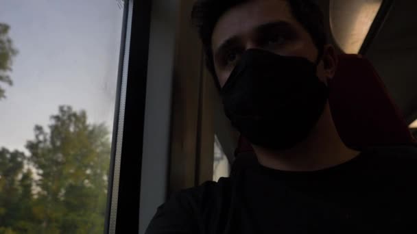 Человек Маске Сидит Вагоне Поезда Смотрит Окно — стоковое видео