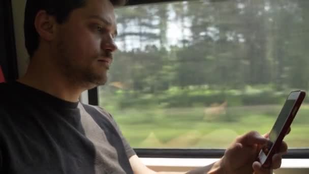 Άνδρας Μάσκα Προσώπου Κάθεται Βαγόνι Τρένου Και Κοιτάζει Στο Παράθυρο — Αρχείο Βίντεο