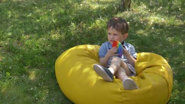 Kleine Jongen Spelen Met Pop — Stockvideo