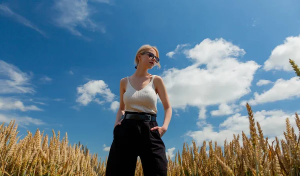 Elegante Donna Con Capelli Biondi Posa Abiti Formali Nel Campo — Foto Stock