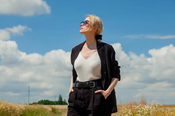 Mulher Elegante Com Cabelo Loiro Posando Roupas Formais Campo Trigo — Fotografia de Stock