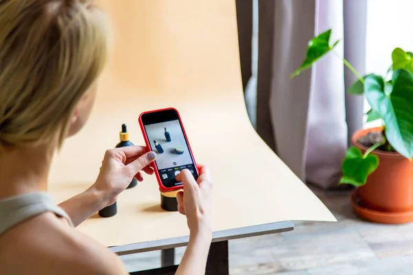 Mujer Hacer Una Foto Producto Para Venta Línea Internet Desde — Foto de Stock