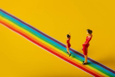 LGBT gökkuşağı yolunda küçük anne ve kız figürleri