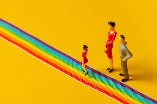 Pequenos Pais Figuras Filhas Caminho Arco Íris Lgbt — Fotografia de Stock