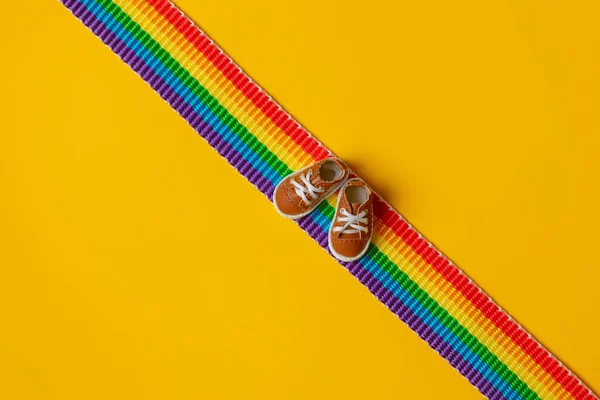 Petites Chaussures Sur Bande Arc Ciel Lgbt Sur Fond Jaune — Photo