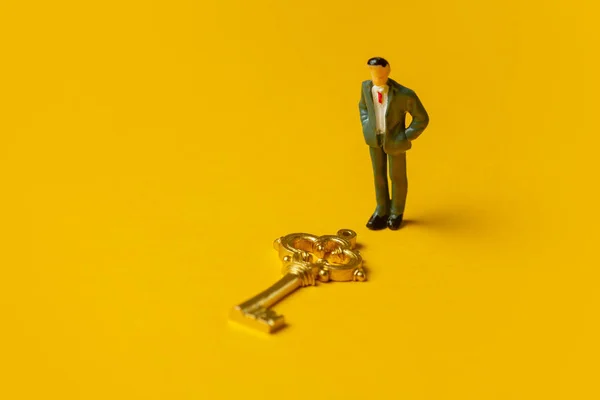 Figura Miniatura Hombre Limpio Llave Dorada Sobre Fondo Amarillo —  Fotos de Stock