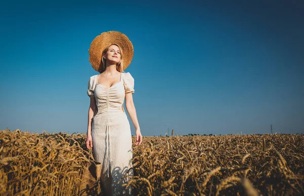 Mooie Blonde Haar Vrouw Witte Jurk Tarweveld Met Blauwe Lucht — Stockfoto