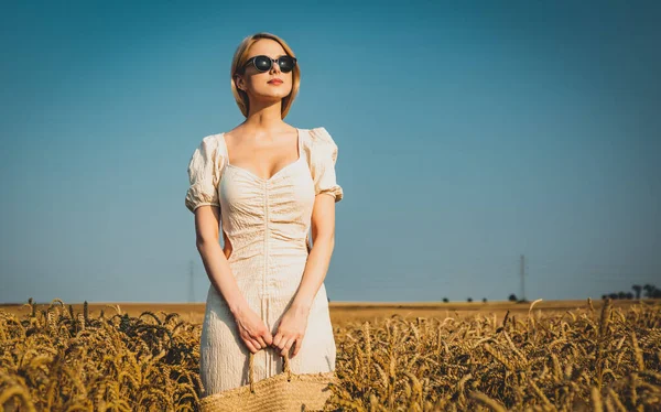 Mooie Blonde Haar Vrouw Witte Jurk Tarweveld Met Blauwe Lucht — Stockfoto