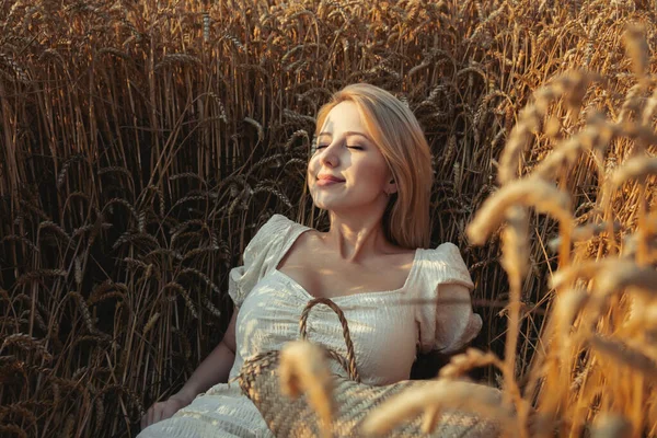 Beautiful Blond Hair Woman White Dress Sits Wheat Field — ストック写真