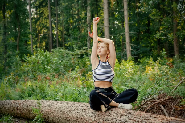 Krásné Blond Vlasy Žena Sedí Log Lese — Stock fotografie