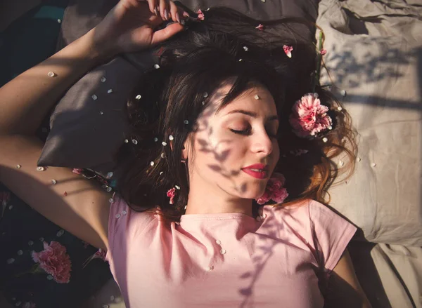 Brunet Girl Slipping Bed Flwoer Petals Shadows Face View — Foto Stock