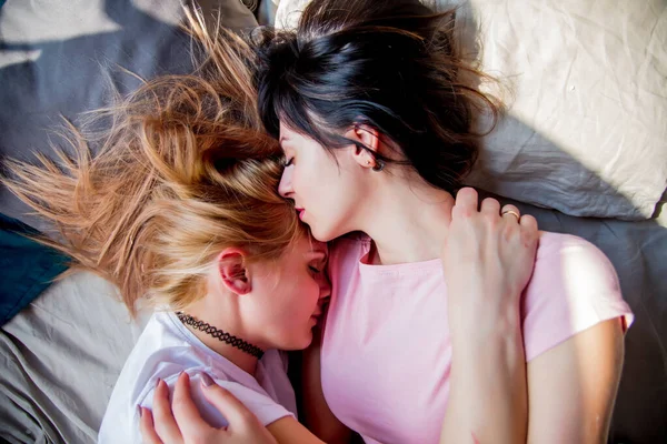 Lesbian Couple Blond Brunet Woman Sleep Together Shadows Sun Light — 스톡 사진