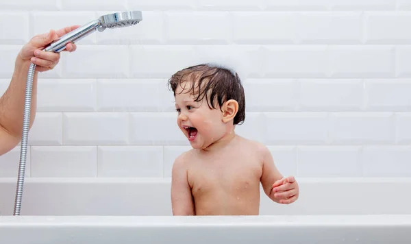 Kleiner Kleiner Junge Unter Dusche Und Badewanne — Stockfoto