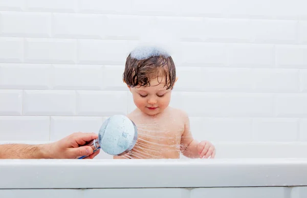 Ένα Μικρό Αγοράκι Κάνει Ντους Στο Μπάνιο Χαρούμενα Συναισθήματα — Φωτογραφία Αρχείου