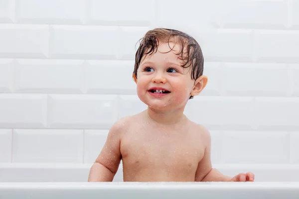 Ένα Μικρό Αγοράκι Κάνει Ντους Στο Μπάνιο Χαρούμενα Συναισθήματα — Φωτογραφία Αρχείου