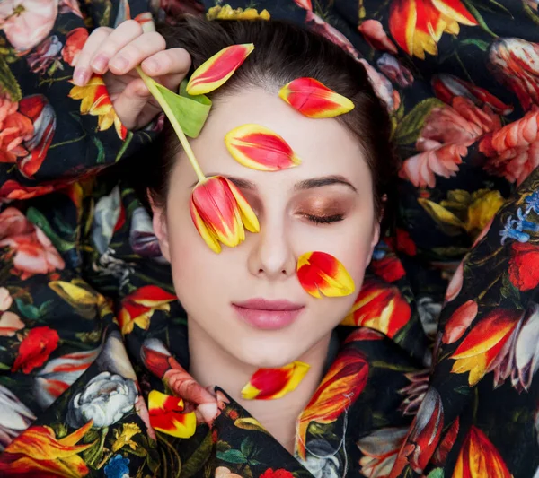 Portrét Mladé Dívky Červenou Rtěnkou Zahalenou Květinovou Tkaninou Tulipány — Stock fotografie