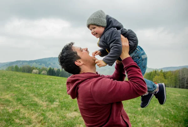 Vater Und Sohn Urlaub Auf Frühlingswiese Den Bergen — Stockfoto