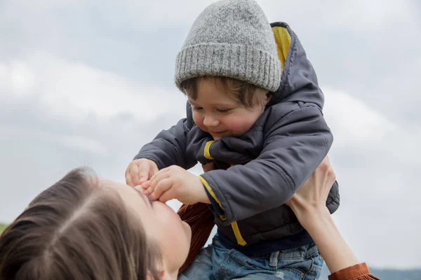 Moeder Zoon Knuffelen Vakantie Lente Weide Bergen — Stockfoto