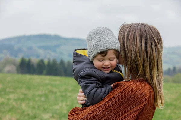 Mutter Und Sohn Umarmen Sich Urlaub Auf Frühlingswiese Den Bergen — Stockfoto
