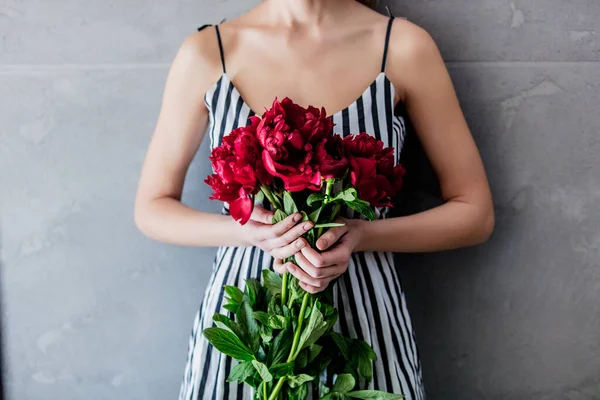 Felame Striped Dress Holding Red Peonies Gray Background — Foto Stock