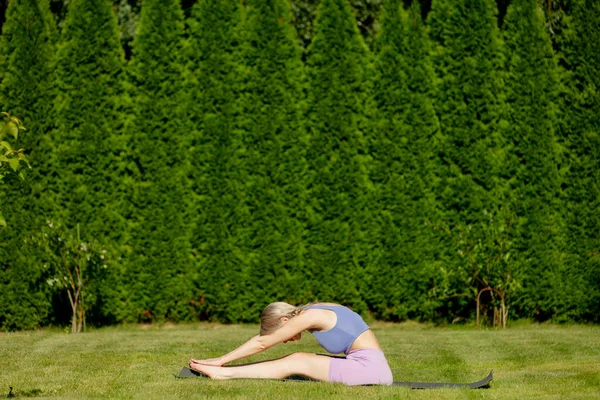 Girl Practices Yoga Backyard Her House Summer — Fotografia de Stock