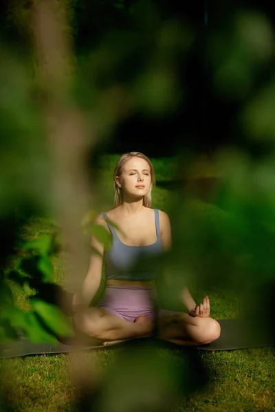 Girl Practices Yoga Backyard Her House Summer — Stock Photo, Image