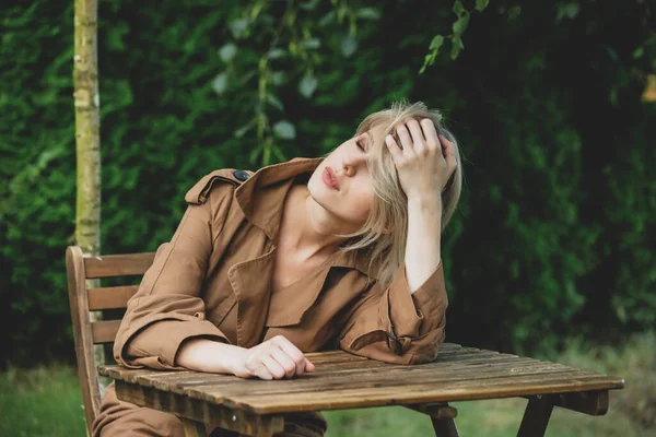 Schöne Frau Mantel Mit Blonden Haaren Sitzt Einem Holztisch Einem — Stockfoto