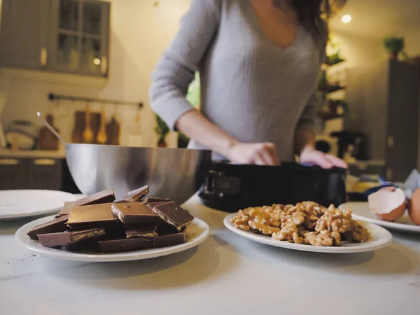 Woman Cooking Chocolate Cake Kitchen — Stock Photo, Image