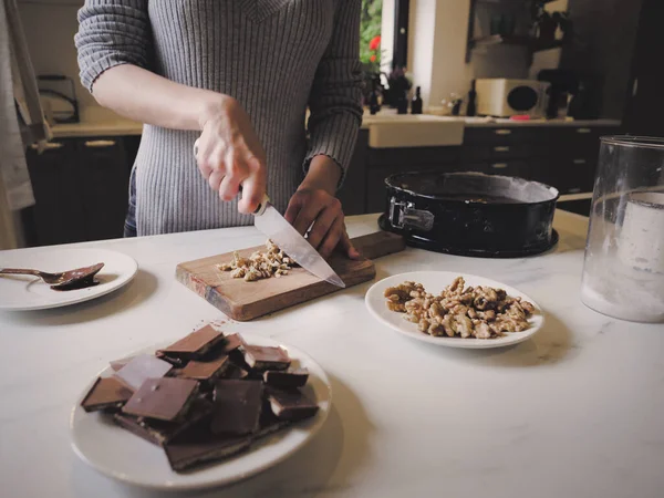 Woman Cooking Chocolate Cake Kitchen — Stock Photo, Image