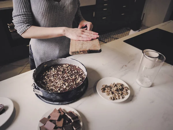 Woman Cooking Chocolate Cake Kitchen — Stock Photo, Image