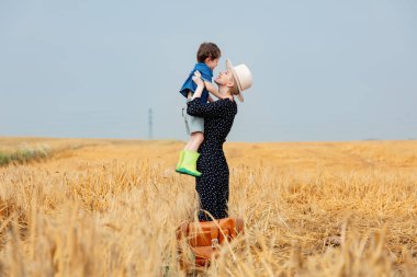Anne oğul ve buğday tarlasında intihar. 