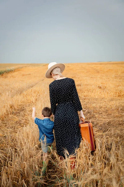 Mother Son Suicasse Wheat Field — Stock Photo, Image