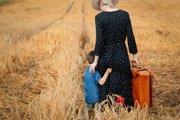 小麦畑で息子と自殺した母親 — ストック写真