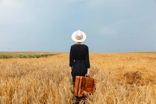 Mujer Con Sombrero Vestido Negro Con Maleta Campo Trigo — Foto de Stock