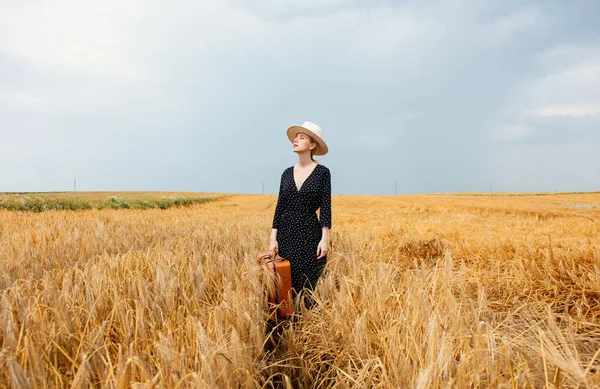 Mujer Con Sombrero Vestido Negro Con Maleta Campo Trigo —  Fotos de Stock