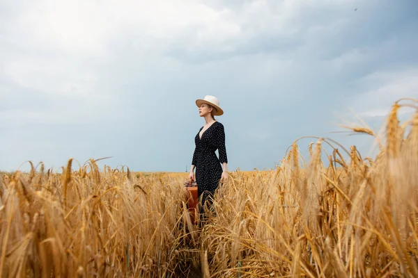 Žena Klobouku Černé Šaty Kufrem Pšeničném Poli — Stock fotografie