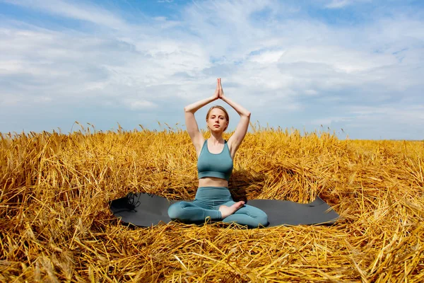 Girl Blond Hair Tracksuit Practices Yoga Wheat Field — Stock Photo, Image