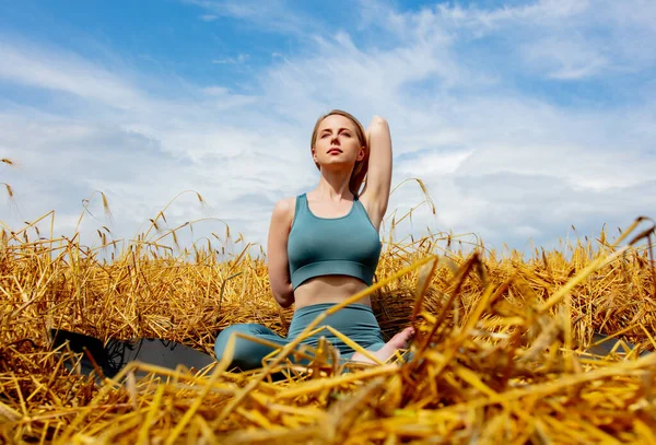 Meisje Met Blond Haar Een Trainingspak Oefent Yoga Een Tarweveld — Stockfoto