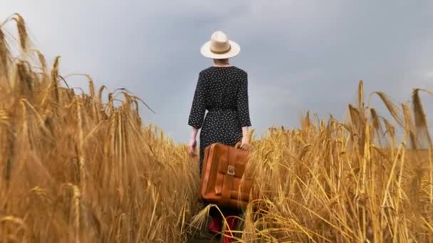 Donna Abito Nero Con Valigia Campo Grano — Video Stock