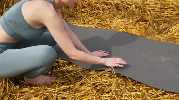 Meisje Praktijken Yoga Een Tarwe Veld — Stockvideo