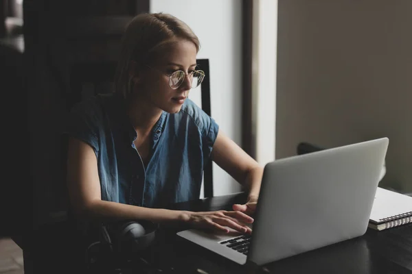 Donna Con Capelli Biondi Che Lavora Impara Tramite Computer Portatile — Foto Stock