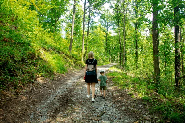 Anya Fia Erdőben Sétálnak Úton — Stock Fotó