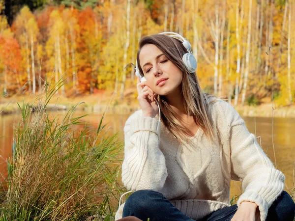 Mujer Con Auriculares Cerca Del Lago Otoño —  Fotos de Stock