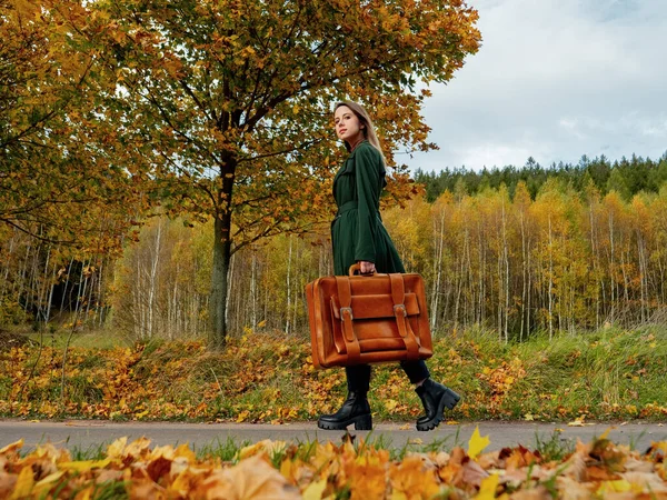 Frau Grünem Mantel Mit Koffer Auf Landstraße Zur Herbstzeit — Stockfoto