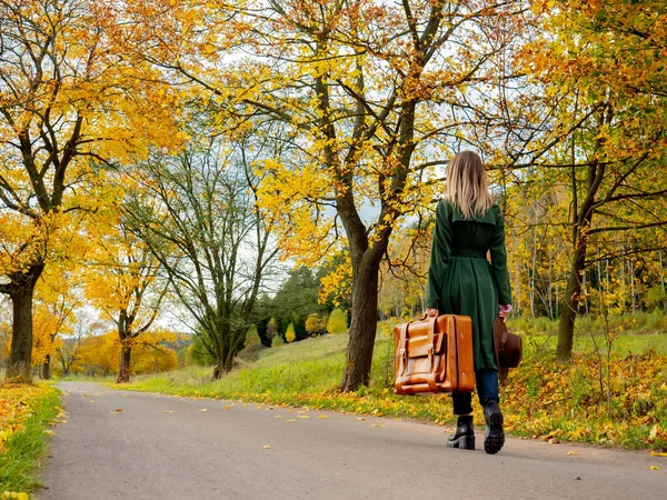 Mulher Capa Verde Com Mala Estrada Rural Época Outono — Fotografia de Stock