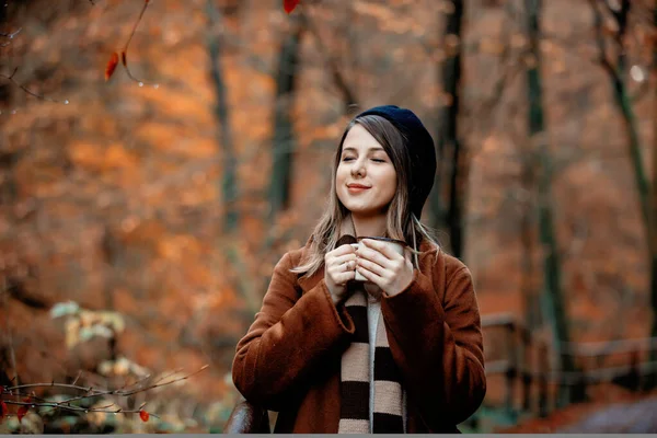 Jonge Vrouw Met Kopje Koffie Een Herfstseizoen Park — Stockfoto