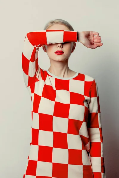 Mulher Bonita Com Cabelo Loiro Vestido Quadrado Vermelho Dos Anos — Fotografia de Stock