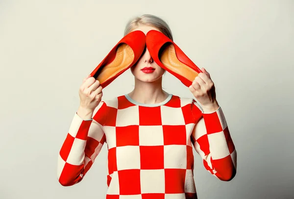 Schöne Frau Mit Blonden Haaren Einem Roten Quadratischen Kleid Der — Stockfoto