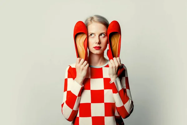 Bella Donna Con Capelli Biondi Abito Quadrato Rosso Anni Con — Foto Stock