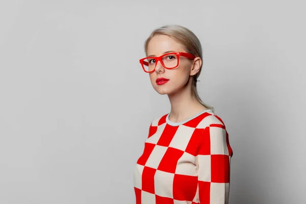 Bella Donna Con Capelli Biondi Abito Quadrato Rosso Anni Occhiali — Foto Stock